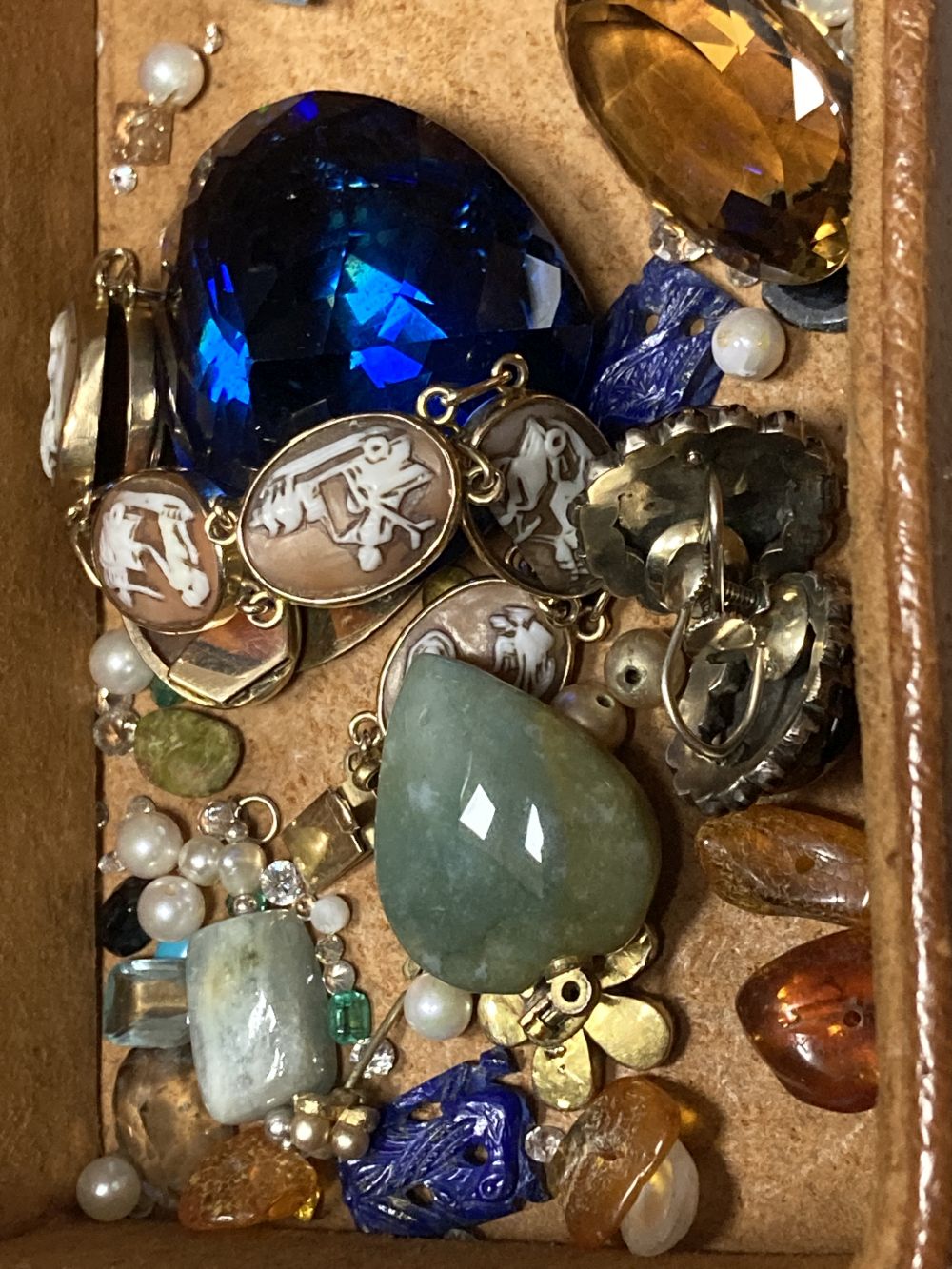 Mixed jewellery including a yellow metal mounted and oval cameo shell bracelet, set with seven panels(a.f.) etc.